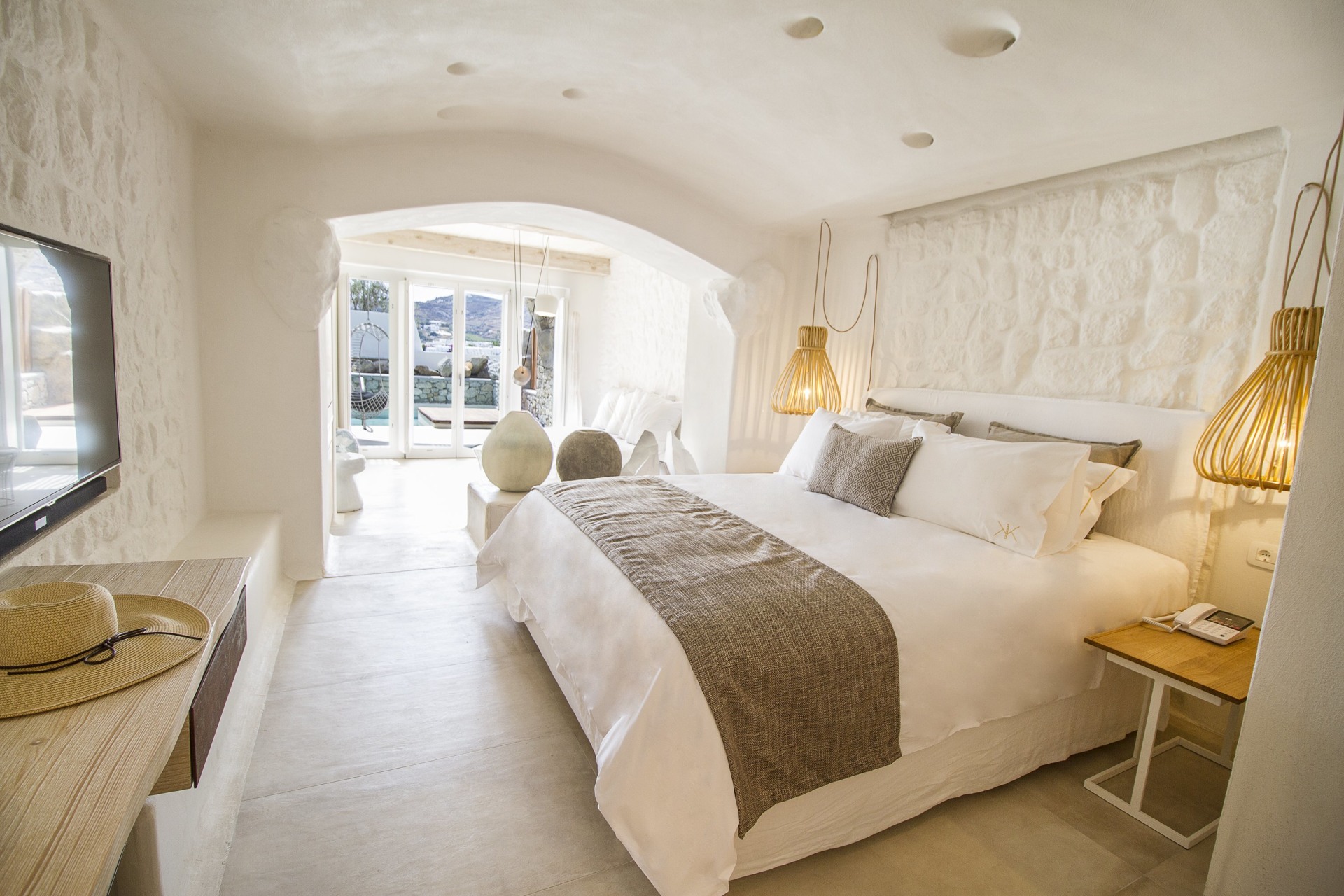 Innenansicht des Schlafbereiches der Junior Suite mit Pool im Kenshō Ornos